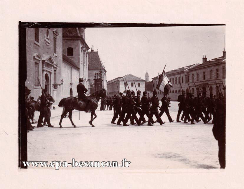 BESANÇON - Défilé militaire de l'infanterie place St Jacques